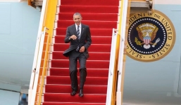 Tổng thống Obama cười rạng rỡ, bước xuống từ chuyên cơ Không lực Một